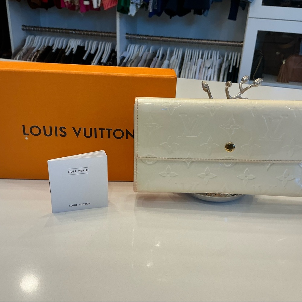 Louis Vuitton Ivory Sarah Vernis Wallet - Picture 2 of 11